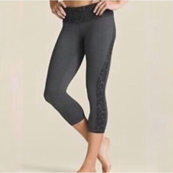 🌷 Athleta Paisley Revelation Crop Capri Leggings Size XS - Picture 1 of 12